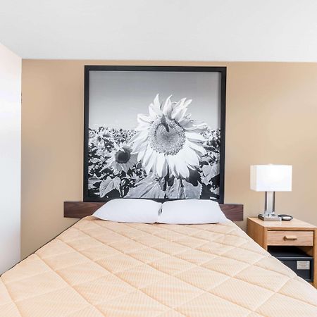 Super 8 By Wyndham Bowman Hotel Luaran gambar