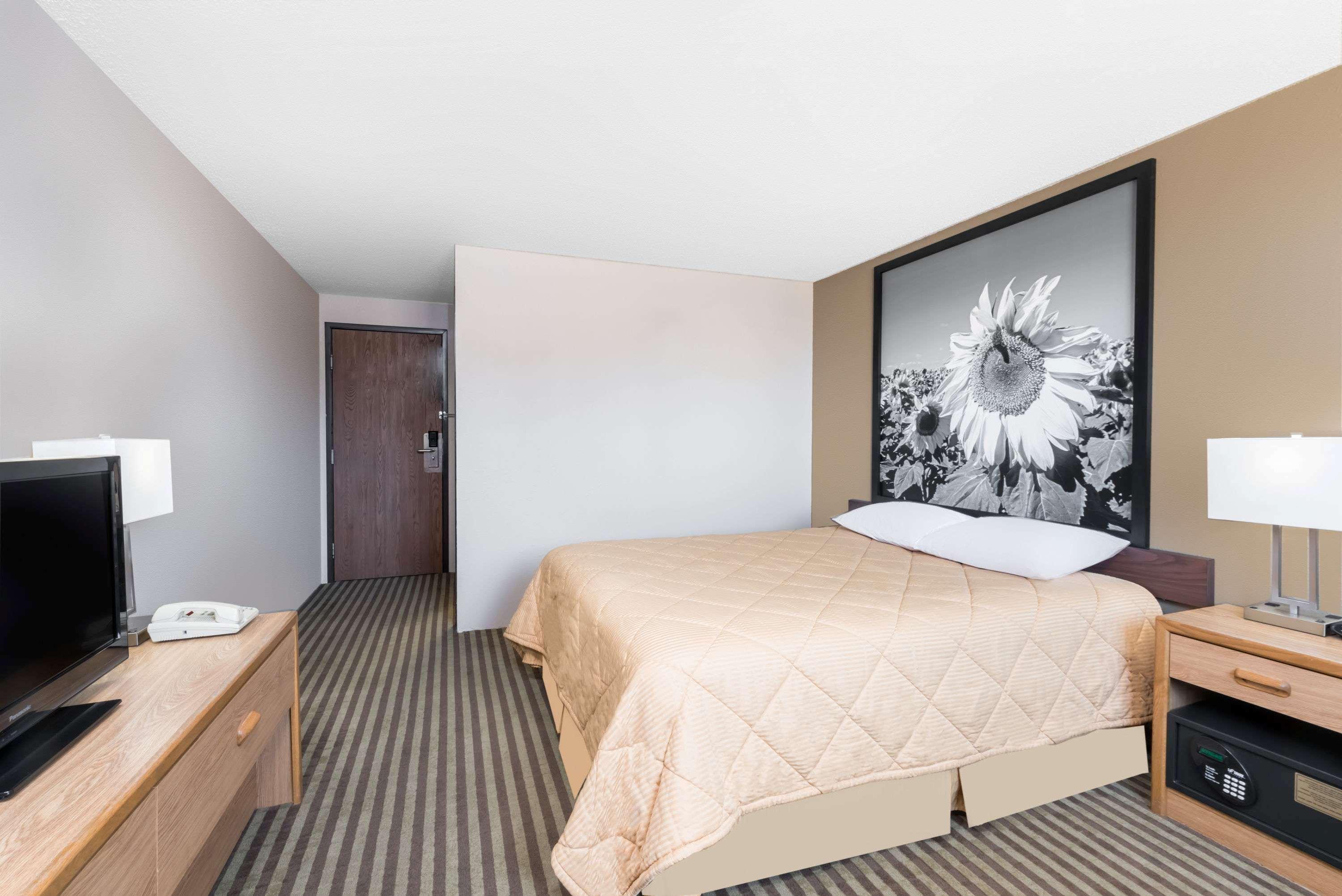 Super 8 By Wyndham Bowman Hotel Luaran gambar