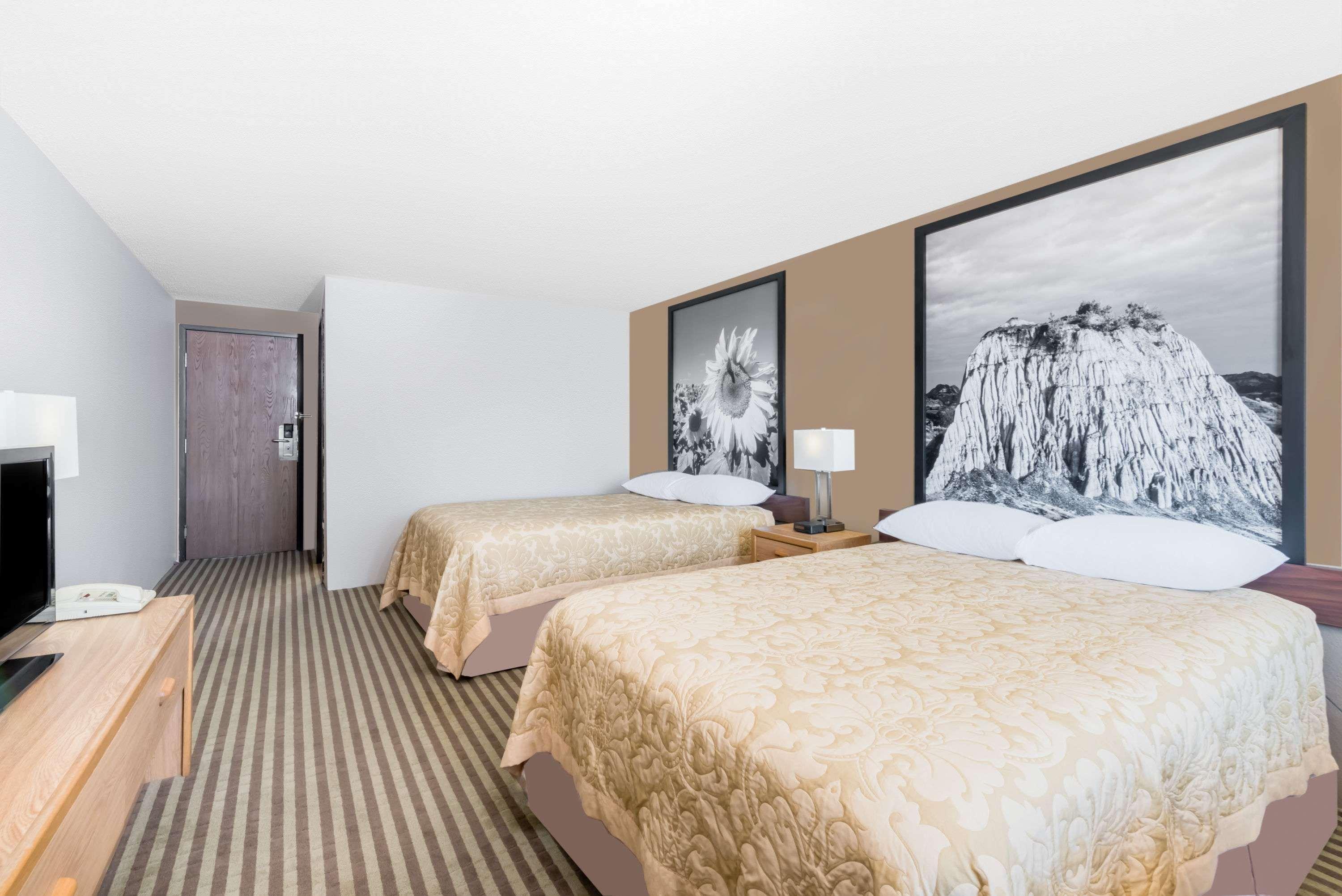 Super 8 By Wyndham Bowman Hotel Luaran gambar