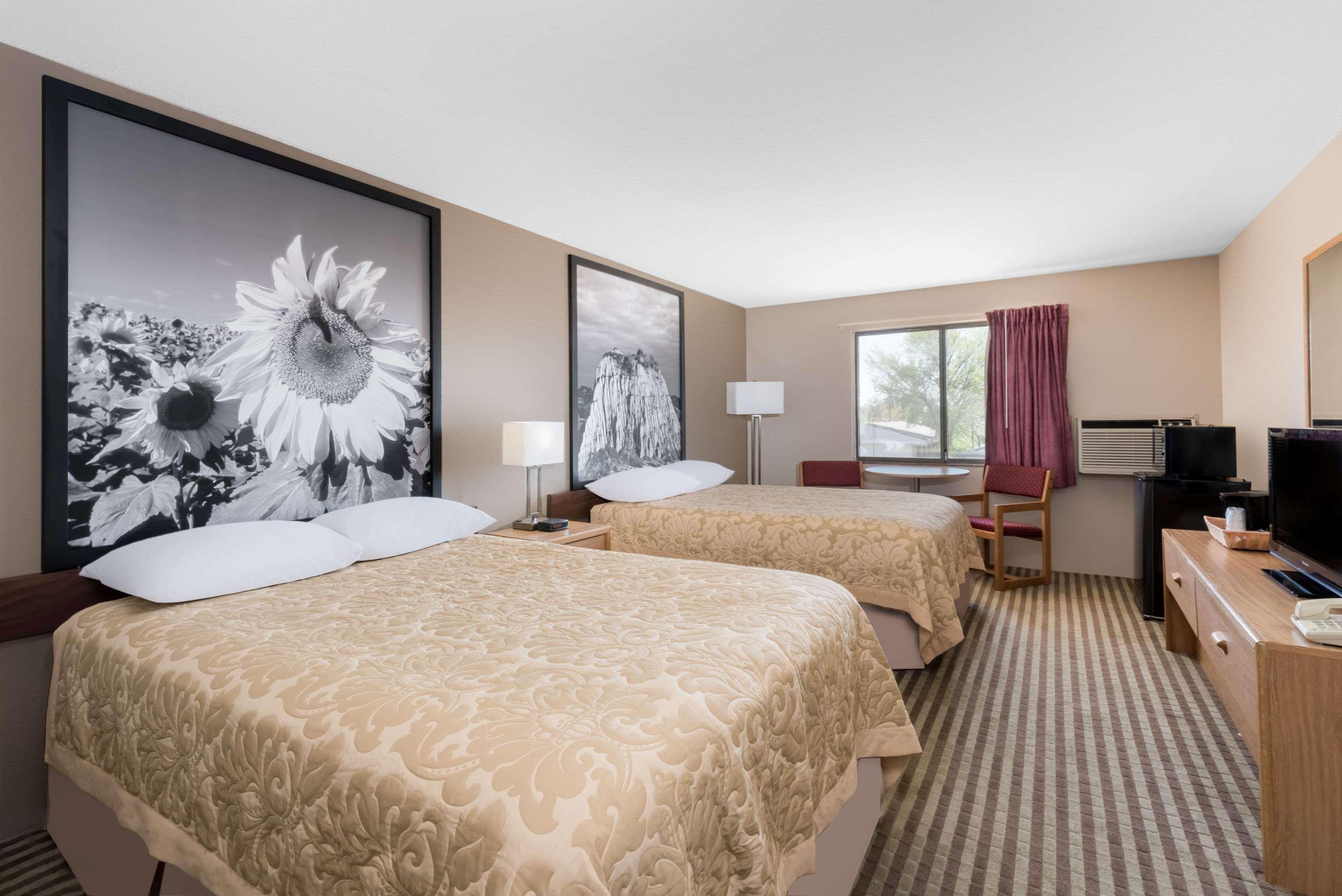 Super 8 By Wyndham Bowman Hotel Luaran gambar
