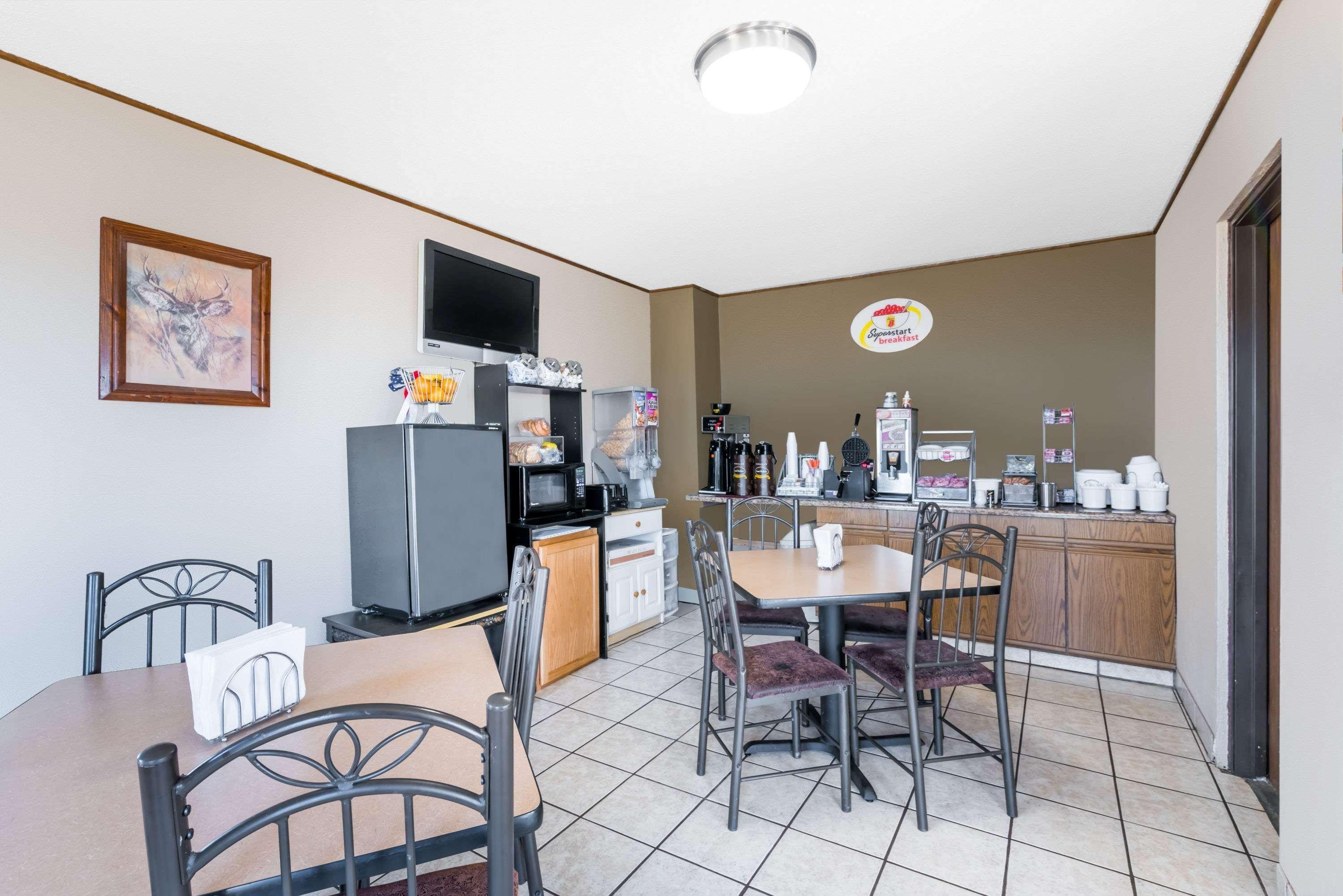 Super 8 By Wyndham Bowman Hotel Luaran gambar