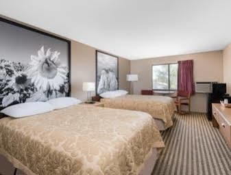 Super 8 By Wyndham Bowman Hotel Luaran gambar